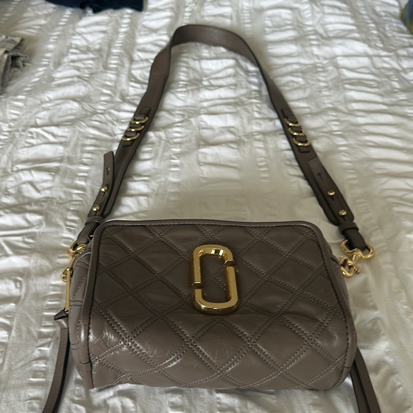 THE Marc Jacobs Taupe Quilted Crossbody Softshot 21 Bag with Gold Accent - Picture 2 of 10